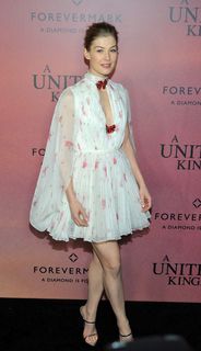 Rosamund Pike feet photo thumbnail