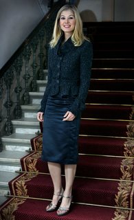 Rosamund Pike feet photo thumbnail