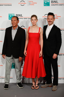 Rosamund Pike feet photo thumbnail