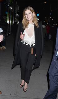 Rosamund Pike feet photo thumbnail