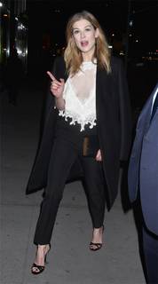 Rosamund Pike feet photo thumbnail