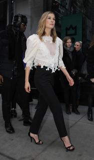 Rosamund Pike feet photo thumbnail