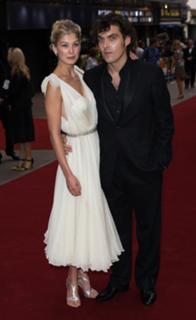 Rosamund Pike feet photo thumbnail