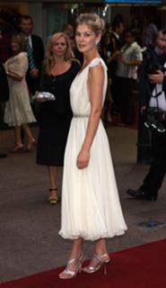 Rosamund Pike feet photo thumbnail