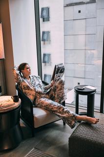 Rosamund Pike feet photo thumbnail