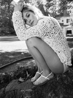 Rosamund Pike feet photo thumbnail