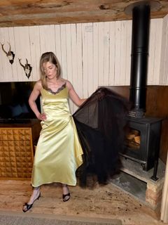 Rosamund Pike feet photo 3