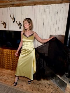 Rosamund Pike feet photo 2