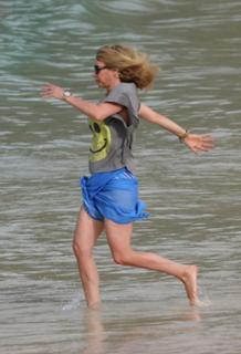 Rosanna Arquette feet photo thumbnail