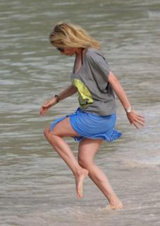 Rosanna Arquette feet photo thumbnail