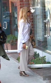 Rosanna Arquette feet photo thumbnail