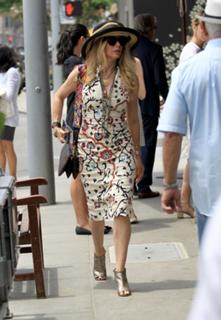 Rosanna Arquette feet photo thumbnail