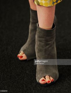 Rosanna Arquette feet photo thumbnail