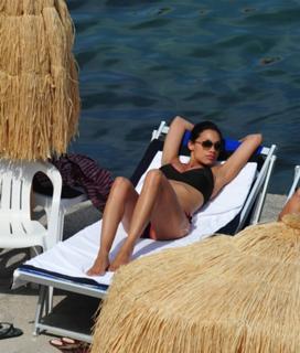 Rosario Dawson feet photo thumbnail