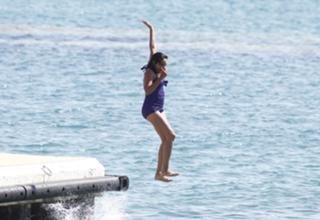 Rosario Dawson feet photo thumbnail