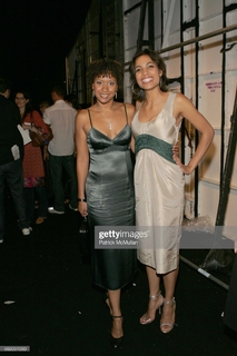 Rosario Dawson feet photo thumbnail