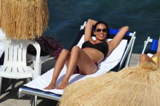 Rosario Dawson feet photo thumbnail