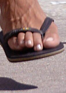Rosario Dawson feet photo thumbnail