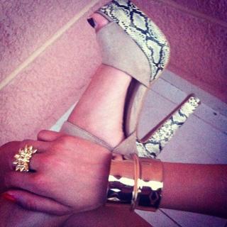 Rose Bertram feet photo thumbnail