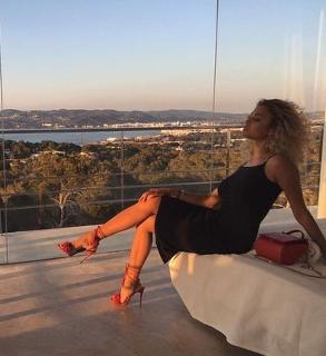 Rose Bertram feet photo thumbnail