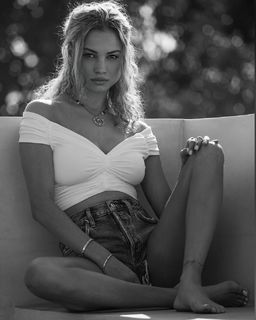 Rose Bertram feet photo thumbnail