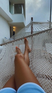 Rose Bertram feet photo thumbnail