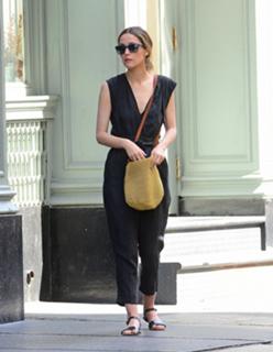Rose Byrne feet photo thumbnail