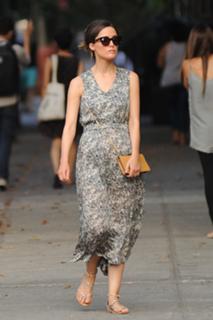 Rose Byrne feet photo thumbnail