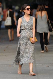 Rose Byrne feet photo thumbnail