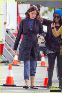 Rose Byrne feet photo thumbnail