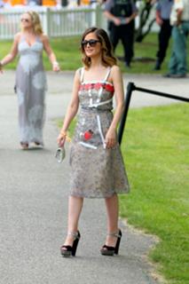 Rose Byrne feet photo thumbnail