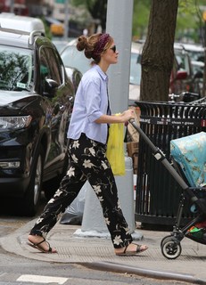 Rose Byrne feet photo thumbnail