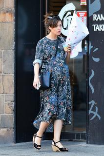 Rose Byrne feet photo thumbnail