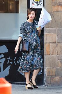 Rose Byrne feet photo thumbnail