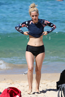 Rose Byrne feet photo thumbnail