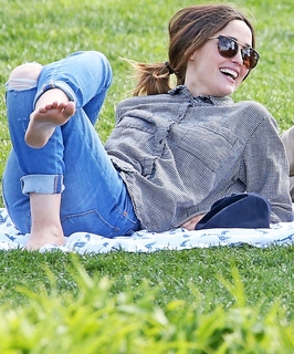 Rose Byrne feet photo thumbnail