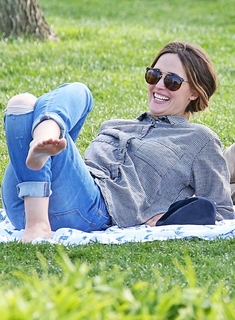 Rose Byrne feet photo thumbnail