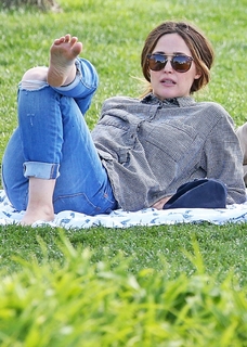 Rose Byrne feet photo thumbnail