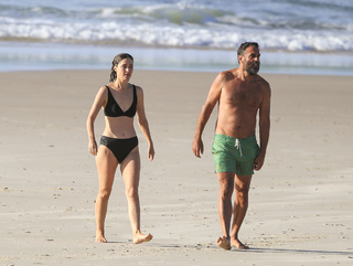 Rose Byrne feet photo thumbnail