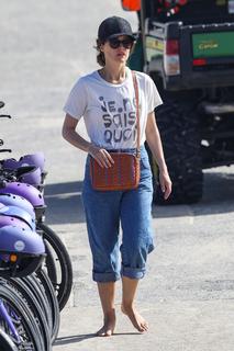 Rose Byrne feet photo thumbnail