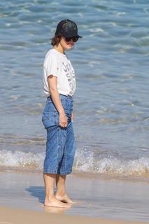 Rose Byrne feet photo thumbnail