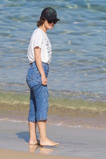 Rose Byrne feet photo thumbnail