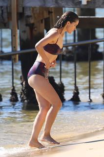 Rose Byrne feet photo thumbnail