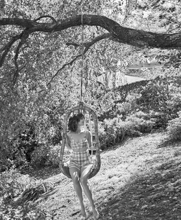 Rose Byrne feet photo thumbnail