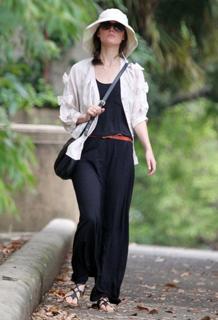 Rose Byrne feet photo thumbnail