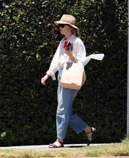 Rose Byrne feet photo thumbnail
