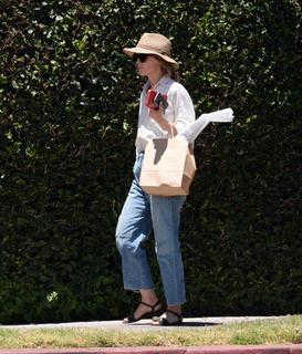 Rose Byrne feet photo thumbnail