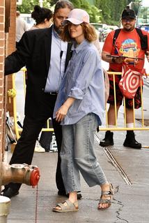 Rose Byrne feet photo thumbnail