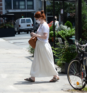 Rose Leslie feet photo thumbnail
