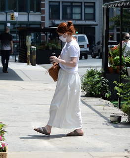 Rose Leslie feet photo thumbnail